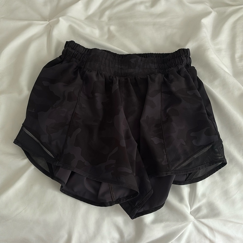 Lululemon size 4 tall hotty hot black camo shorts